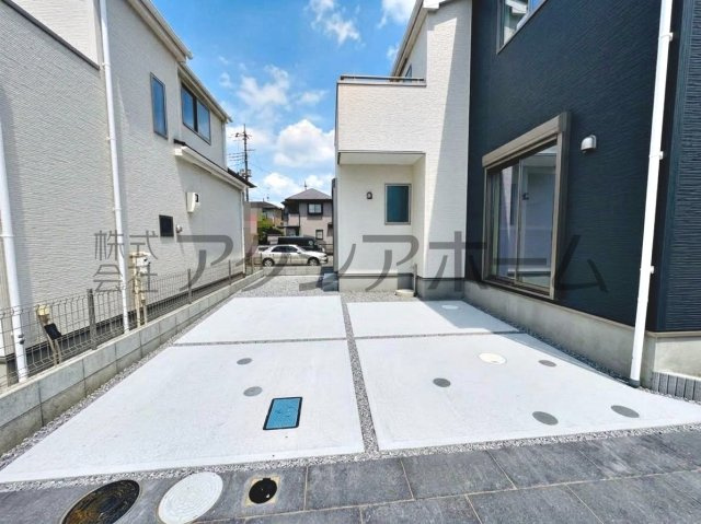 所沢市北秋津・全2棟　新築一戸建　1号棟　～区画整理地内～の駐車場|並列2台可能（車種制限あり）