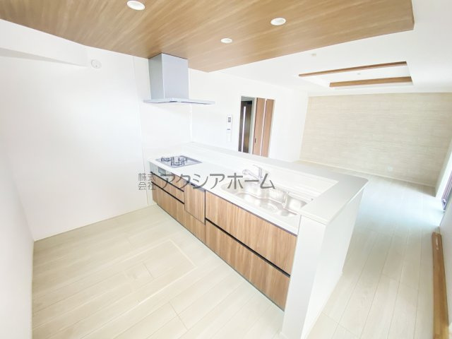 所沢市北秋津・全2棟　新築一戸建　1号棟　～区画整理地内～のキッチン|オープンエアなカウンタータイプの対面キッチン