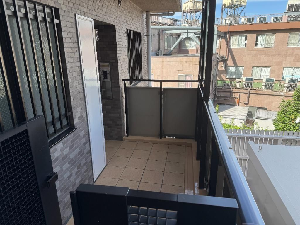 府中市白糸台３丁目の中古マンションの玄関