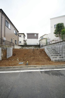 【外観】 | 【仲介手数料無料！！】多摩市諏訪1丁目　新築戸建て（全1棟）1号棟　5580万円 | 令和８年２月２６日撮影　建築中