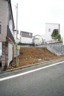 【外観】 | 【仲介手数料無料！！】多摩市諏訪1丁目　新築戸建て（全1棟）1号棟　5580万円 | 令和８年２月２６日撮影　建築中