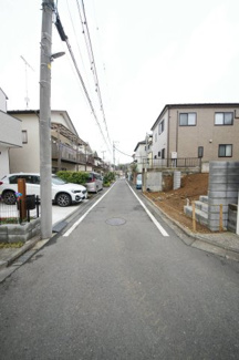 【前面道路含む現地写真】 | 【仲介手数料無料！！】多摩市諏訪1丁目　新築戸建て（全1棟）1号棟　5580万円 | 令和８年２月２６日撮影　建築中