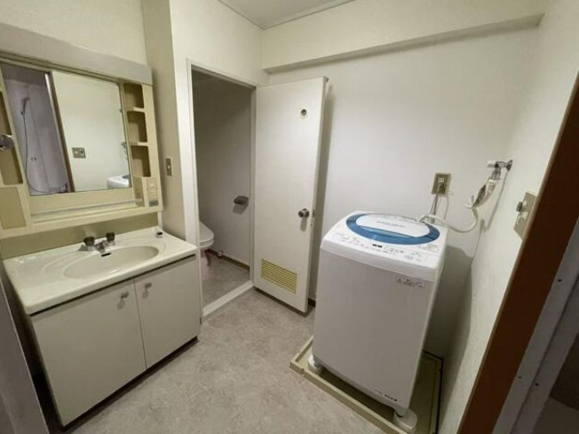 【独立洗面台】 | サンハイツ泉町 | ゆったりした広さのランドリースペースです。ドラム式洗濯機も設置可能です。清潔感のある洗面台です。何かと物が増える場所だからこそ、スッキリと見映えの良い空間に