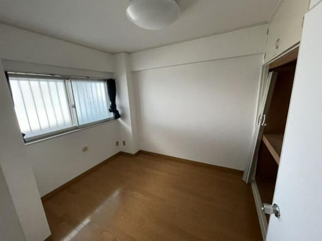 【洋室】 | サンハイツ泉町 | 一日の疲れをいやしてくれる寝室。時を忘れて過ごす場所として過ごせるお部屋。