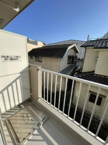 【バルコニー】 | サンハイツ泉町 | バルコニー面、壁一面の掃き出し窓からたくさんの陽の光が入ってまいります！