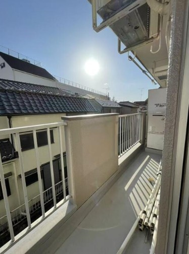 【バルコニー】 | サンハイツ泉町 | お部屋にも爽やかな風と暖かく柔らかな日差しが差し込み、毎日の暮らしを豊かに彩ります。