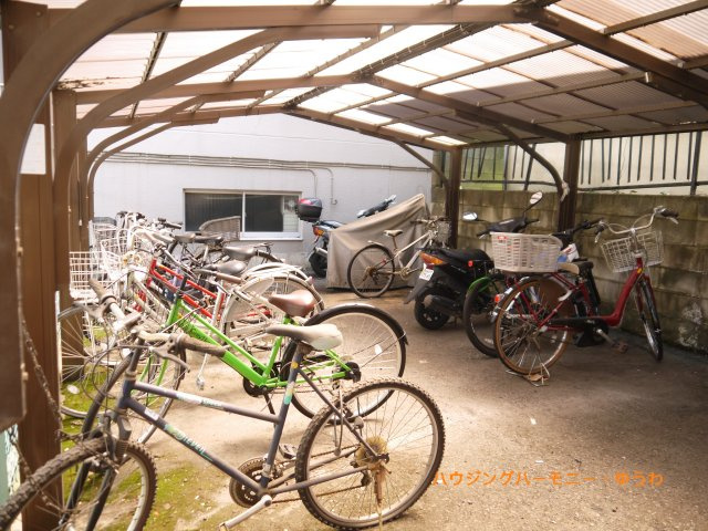 【その他共用部分】 | サンハイツ泉町 | 屋根付きの駐輪場となっていますので、雨の日でも大切な自転車が濡れずに済みます。