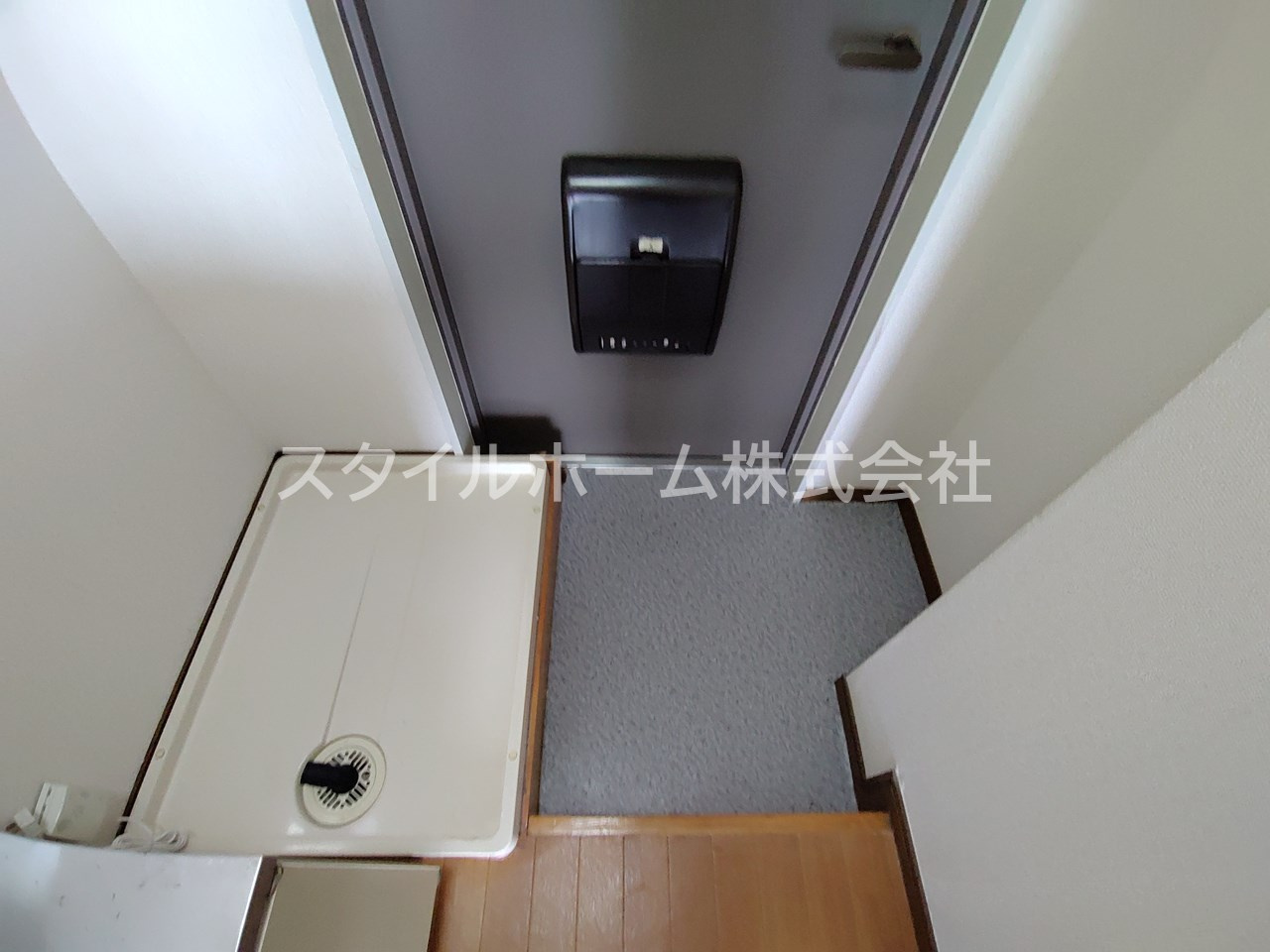 梅田ビルの玄関|別部屋写真です。