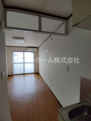 梅田ビルの居間・リビング|別部屋写真です。