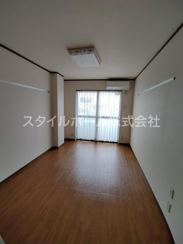 梅田ビルの居間・リビング|別部屋写真です。