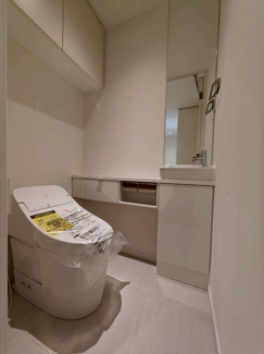【その他共用部分】 | パークタワー晴海 | 節水型タンクレストイレ
手洗いカウンターはリフォーム済です