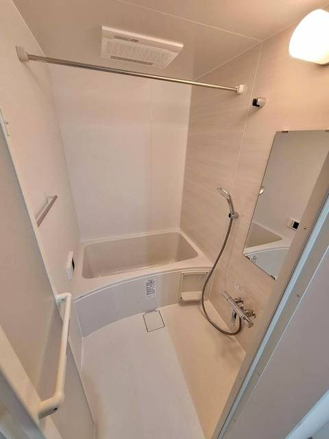 ハイネス等々力の収納|1.5帖の納戸にはハンガーパイプもあります