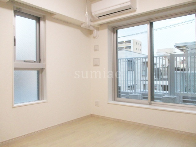 ガリシア東十条Ｓｏｕｔｈの居間・リビング|2面採光です☆