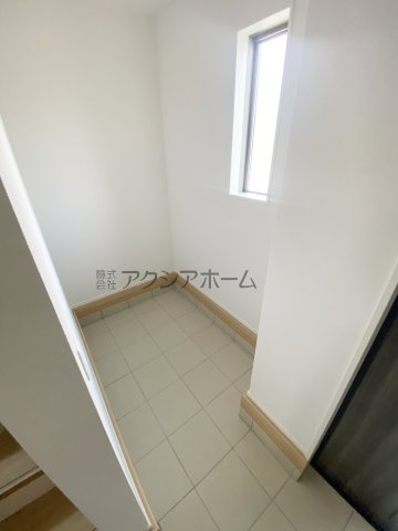 所沢市北秋津・全2棟　新築一戸建　2号棟　～区画整理地内～の玄関|土間収納