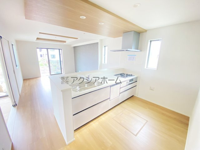 所沢市北秋津・全2棟　新築一戸建　2号棟　～区画整理地内～のキッチン|オープンエアなカウンタータイプの対面キッチン