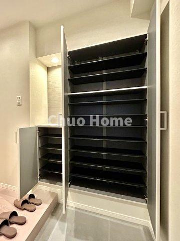 ライオンズマンション両国第3の玄関|【玄関】玄関には大型のシューズクローゼットを設置しておりますのでいつでもスッキリりとした空間を保てます。玄関周りを清潔に使うのはとても大事なことですよね。