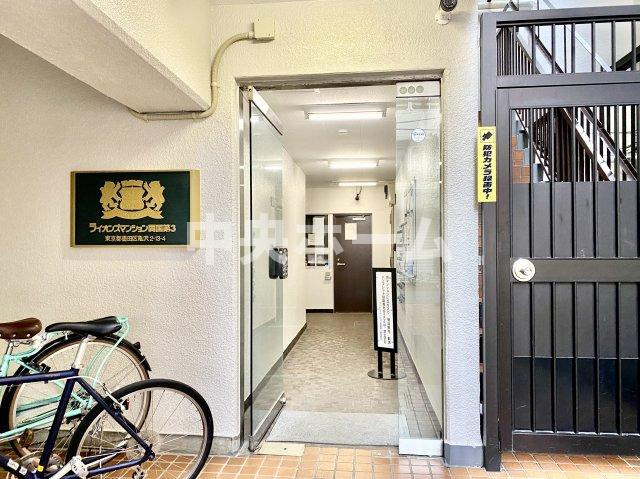 ライオンズマンション両国第3のエントランス|【エントランス】マンションのエントランスは、その物件の印象を決める、顔とも言える場所です。毎日通る場所ですからきれいなのが一番です。エントランス内はオートロックですので暮らしの安全も確保されています。