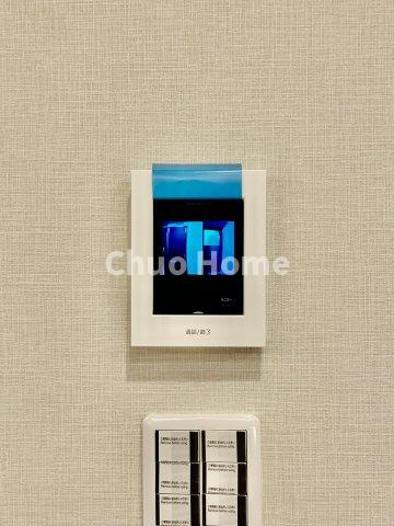 ライオンズマンション両国第3のセキュリティ|【モニターホン】誰が来たかすぐにわかるカラーモニター付きインターホン。通話ボタンを押すまでは室内の音は漏れていませんので相手を確かめてから応対できます。