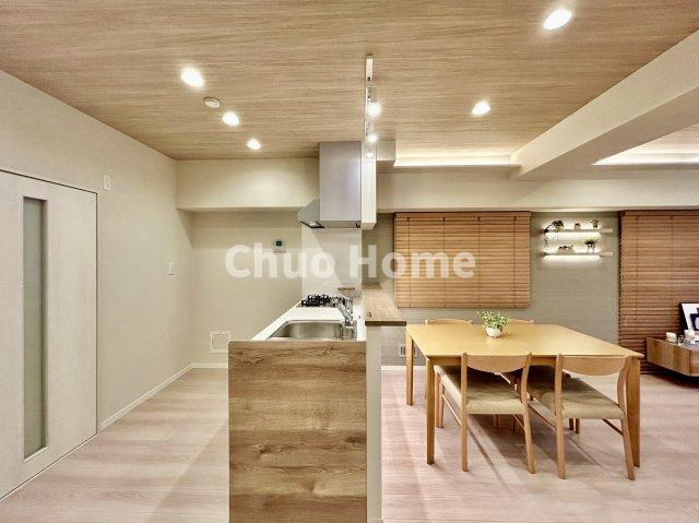 ライオンズマンション両国第3のキッチン|視界に広がりを生むオープンなキッチン。料理や片付けをしながら、家族との会話を楽しんだり、リビングで遊ぶ子どもを見守れます。ご見学時には家具の配置などもイメージしながらぜひご覧になって見て下さい。