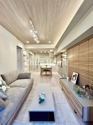 ライオンズマンション両国第3の居間・リビング|【リビングダイニング】一日の中で多くの時間を過すことになるリビングダイニングだからこそ、いつも穏やかな空間であることが必然。爽やかな通風と採光を存分に感じる事が出来る空間です。