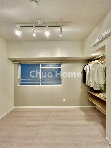 ライオンズマンション両国第3の寝室|【寝室】心と体をゆったりと安らげる主寝室。寝室のゆとりが大きい分だけ、暮らしの安らぎは深まります。一日の疲れを癒すだけでなく、ご夫婦の親密な語らいを紡ぎ出します