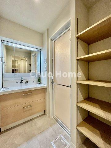 ライオンズマンション両国第3の脱衣所|【洗面所】明るい洗面所は朝をすっきりさせてくれる空間です。バタバタしている忙しい朝でも収納が多い洗面台では短い時間で効率良く支度ができます。