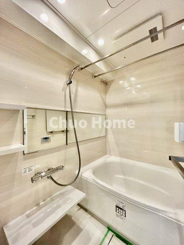 ライオンズマンション両国第3の浴室|【バスルーム】暖房換気乾燥機付きシステムバスルーム。暖房・冷風・換気・乾燥など、毎日を快適に過ごせるうれしい機能が揃っています。雨の日の洗濯物も安心です。