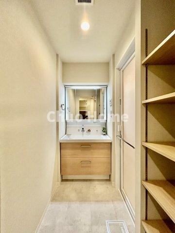 ライオンズマンション両国第3の独立洗面台|【洗面化粧台】洗面化粧台には三面鏡を採用。身だしなみを整えやすい事はもちろんですが、鏡の後ろに収納スペースを設ける事により、散らかりやすい洗面スペースをすっきりさせる事が出来るのも嬉しいですね