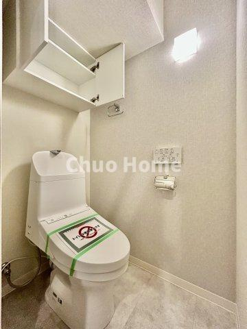 ライオンズマンション両国第3のトイレ|【トイレ】 収納スペースをしっかりと確保した温水洗浄便座機能付きトイレ。温水洗浄便座は清潔にお使いいただくための大切なアイテムです。