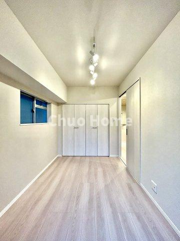 ライオンズマンション両国第3の洋室|【洋室】快適に過ごす条件は、一人ひとり違います。だからこそ飾り過ぎないシンプルな内装と偏り過ぎないデザインで統一しております。居住していく中でオーナー様だけの【マイホーム】に創り上げて下さい