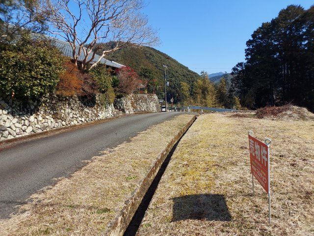 中辺路川合土地①の前面道路含む現地写真
