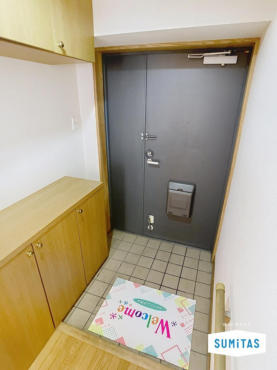 ただいま、が温かく迎えてくれる玄関。帰るたびに心がほっと解ける場所です。