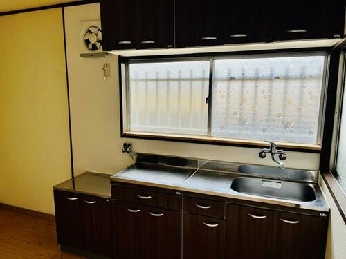 養父丘2丁目　中古一戸建てのキッチン|窓付きで明るいキッチン
■物件内覧・資金計画相談・住宅ローン相談、リフォーム相談、お問合せ受付中■
※当日・翌日のご内覧、ご相談はお電話でのお問合せがスムーズです！