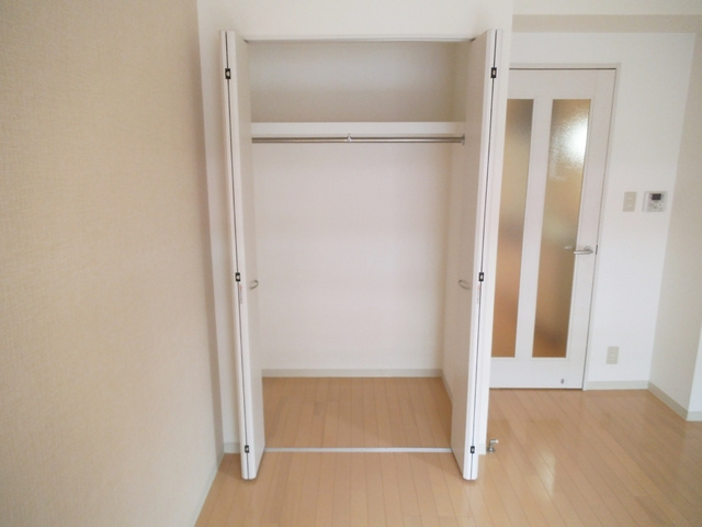 プリムベール北赤羽の収納|奥行きのあるクローゼットは収納力があります♪