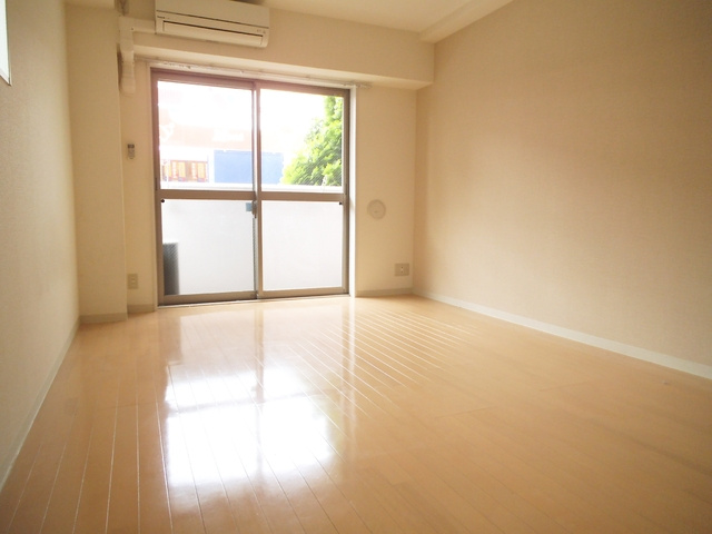 プリムベール北赤羽の居間・リビング|奥行きのある洋室です！