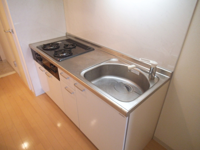 プリムベール北赤羽のキッチン|３口ガスコンロ付きのキッチンです☆