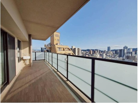 高知市北本町2丁目クレアホームズ高知駅前　中古マンションのバルコニー|空と街並みを望む南面ワイドバルコニー×角部屋