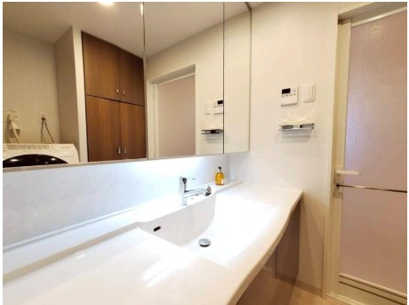 高知市北本町2丁目クレアホームズ高知駅前　中古マンションの洗面所|収納豊富な三面鏡付きワイド洗面