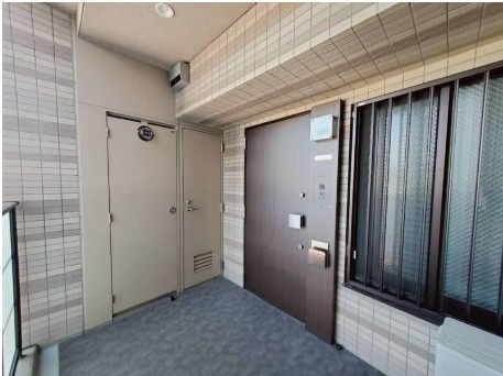 高知市北本町2丁目クレアホームズ高知駅前　中古マンションの玄関|角部屋ならではの、独立感ある玄関前スペース