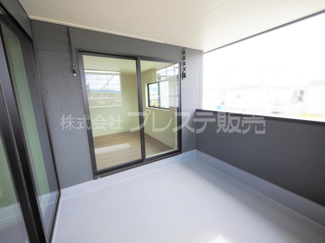 大和郡山市九条町の新築一戸建 全１１区画のバルコニー|現地写真（８号地インナーバルコニー）急な雨にも安心の大型屋根付きインナーバルコニーを配置しました！
