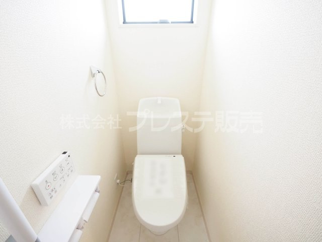 大和郡山市九条町の新築一戸建 全１１区画のトイレ|現地写真（８号地２階トイレ）温水洗浄便座を標準装備！