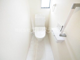 【トイレ】 | 大和郡山市九条町の新築一戸建 全１１区画 | 現地写真（８号地１階トイレ）温水洗浄便座を標準装備！