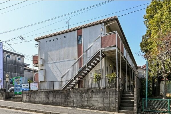 左京山コーポA棟のロビー