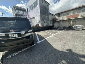 左京山コーポA棟の駐車場
