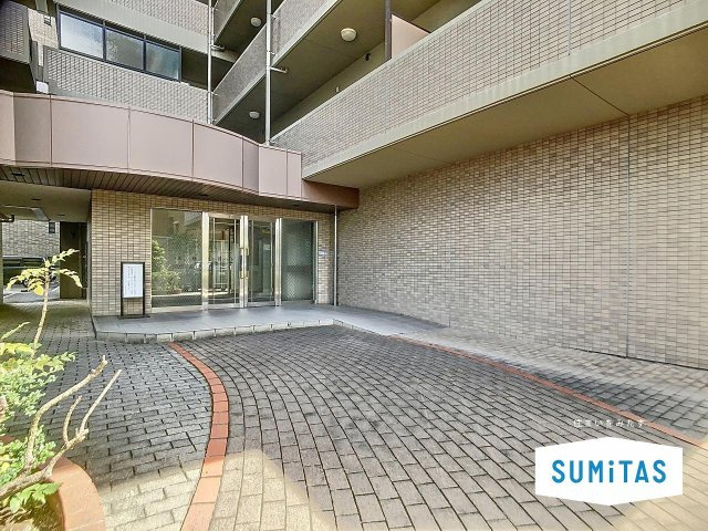 シンプルな中に気品と清潔感を感じさせてくれるエントランスが、家族・友人を笑顔あふれる空間へと導きます