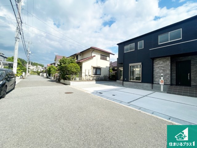 1日(土)2日(日)現地見学可能！　戸市北区星和台　第5期　新築一戸建ての前面道路含む現地写真|周辺は閑静な住宅街！前面道路広々で車の出し入れも便利です。駐車が苦手な方でも安心して車庫入れできます！