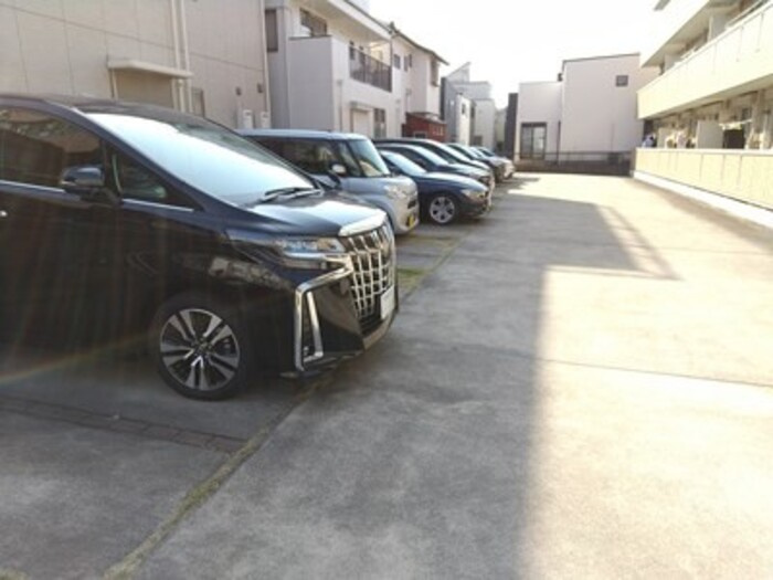 ハピネス星崎の駐車場
