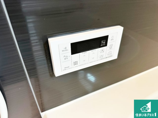 ●生駒市翠光台　新築一戸建ての発電・温水設備|給湯器リモコン（浴室側）省エネタイプの給湯器でお湯はり・追い炊き自由自在！お子様から高齢者の方まで、みんなが操作しやすいボタン配置です。