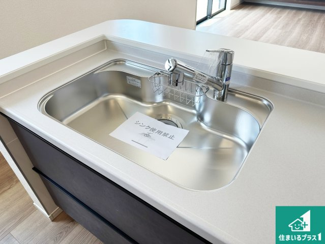 ●生駒市翠光台　新築一戸建ての設備|浄水器を内蔵！炊飯時、お茶を作る時に安心してお水を使えます！お湯と冷水、浄水と原水、シャワーの切替えもワンタッチです！