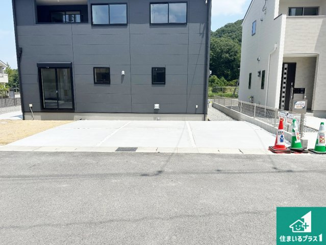 ●生駒市翠光台　新築一戸建ての駐車場|並列3台駐車可能！ゆとりの駐車スペースで車庫入れもスムーズ！